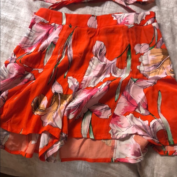 MinkPink Crop Top and Shorts set - Picture 3 of 3